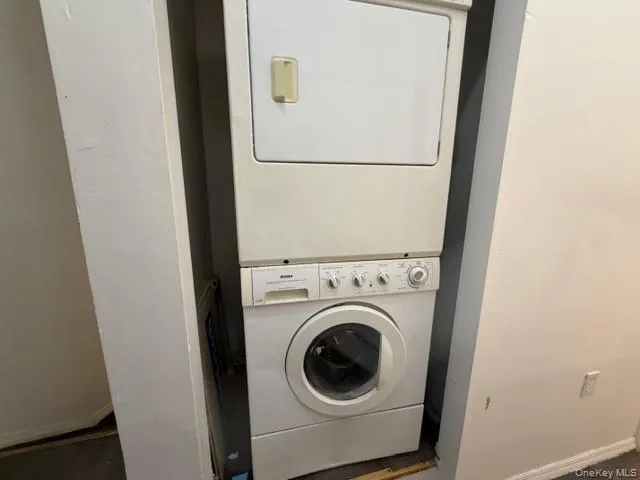 a close up view of a washer and dryer