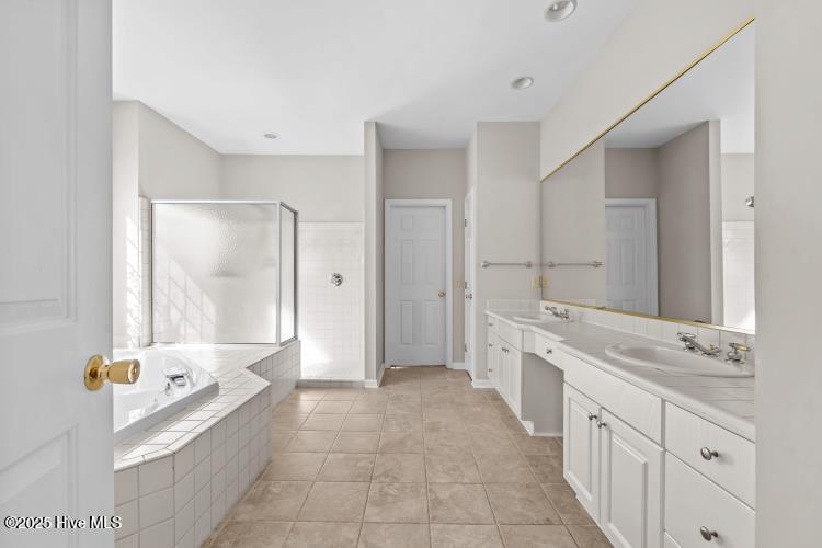 170 Lindenhurst Farm Road Aberdeen, NC 28315 - Photo 15 of 50 170 Lindenhurst Master bath