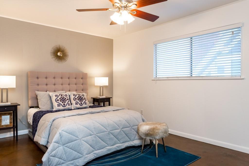 3914 Avenue D, Unit 201 Austin, TX 78751 - Photo 2 of 8 a bedroom with a bed and a potted plant