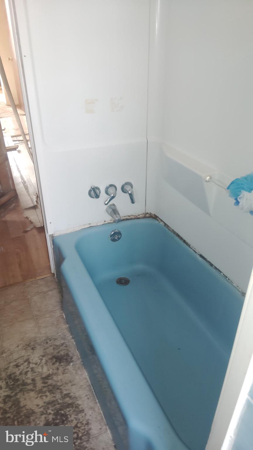2373 Duncan Street Philadelphia, PA 19124 - Photo 6 of 15 a bathroom with a tub