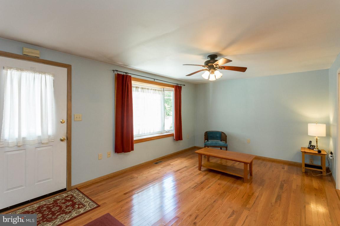 262 Peninsula Farm Road Arnold, MD 21012 - Photo 5 of 47 Living room