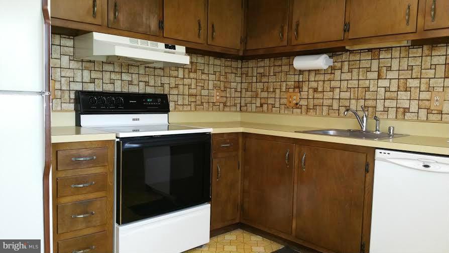 2411 Maple Road Baltimore, MD 21219 - Photo 2 of 14 Kitchen