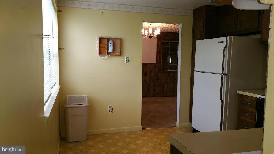 2411 Maple Road Baltimore, MD 21219 - Photo 12 of 14 Room for a table