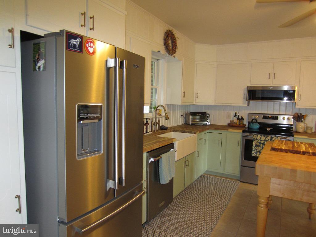 44 Green Acre Road Lititz, PA 17543 - Photo 14 of 66 a kitchen with stainless steel appliances granite countertop a refrigerator a stove and a sink