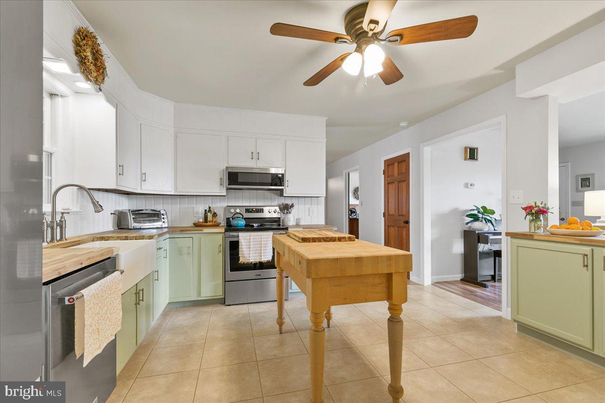 44 Green Acre Road Lititz, PA 17543 - Photo 18 of 66 Spacious updated Kitchen has portable island.
