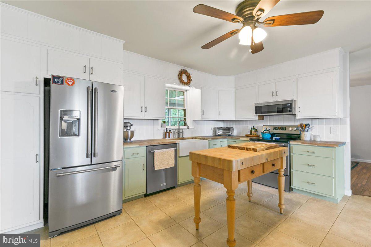 44 Green Acre Road Lititz, PA 17543 - Photo 19 of 66 Kitchen also boasts new stainless steel appliances