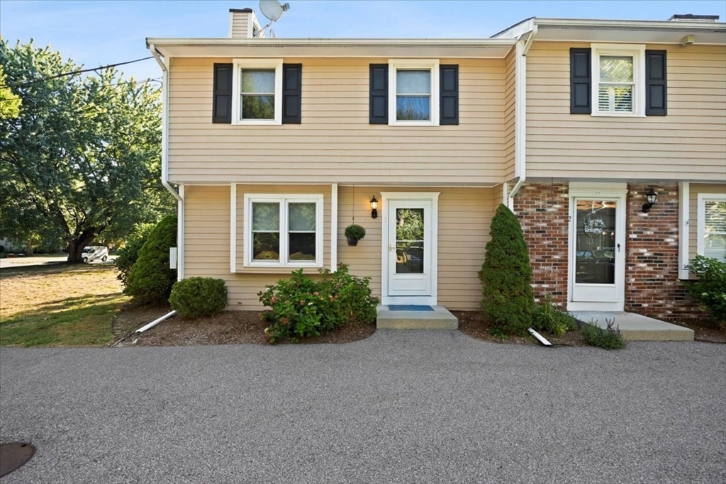 a view of a house with backyard and garden