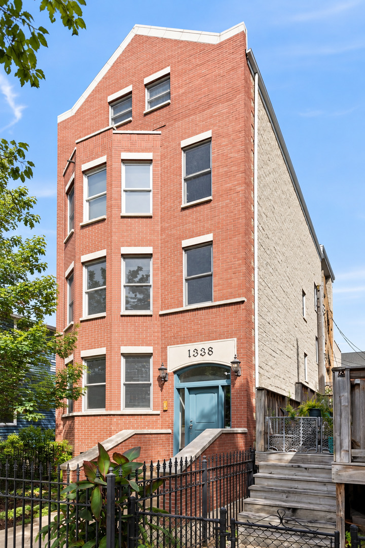 1338 West Addison Street, Unit 2 Chicago, IL 60613 - Photo 1 of 19 Gallery Image 1