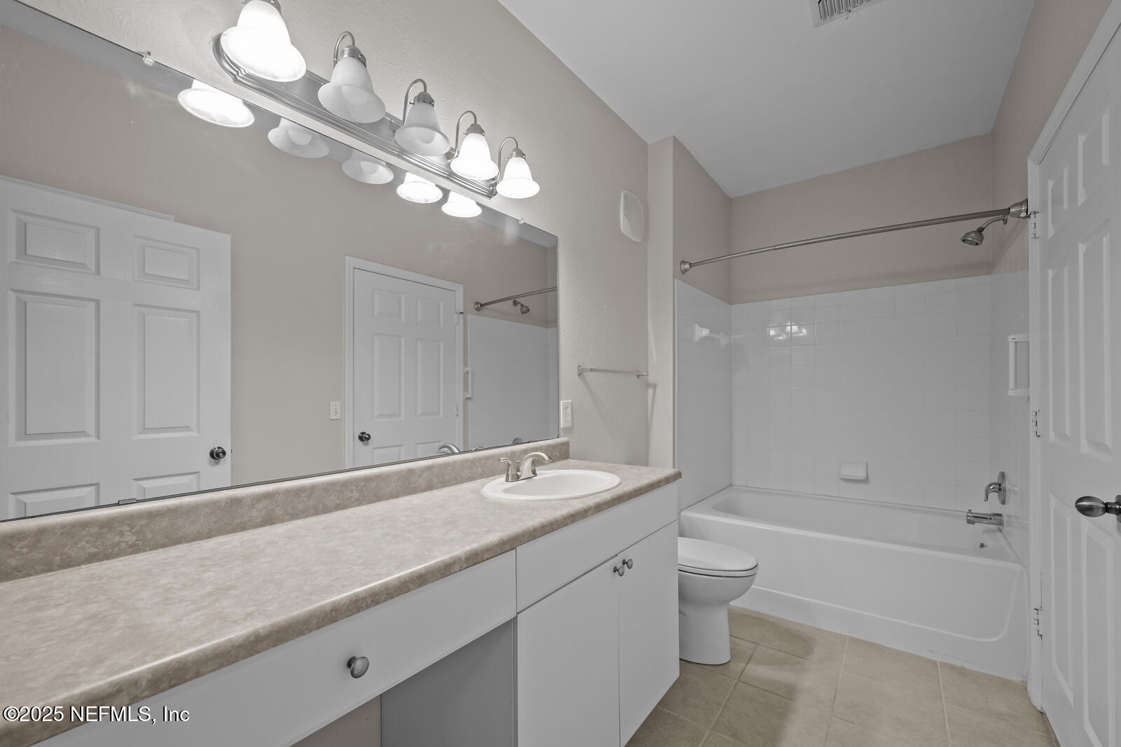 10961 Burnt Mill Road, Unit 1217 Jacksonville, FL 32256 - Photo 14 of 59 a bathroom with a sink a toilet and a bathtub