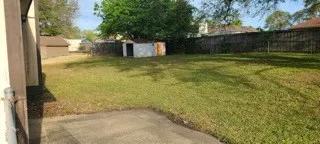 a view of a back yard