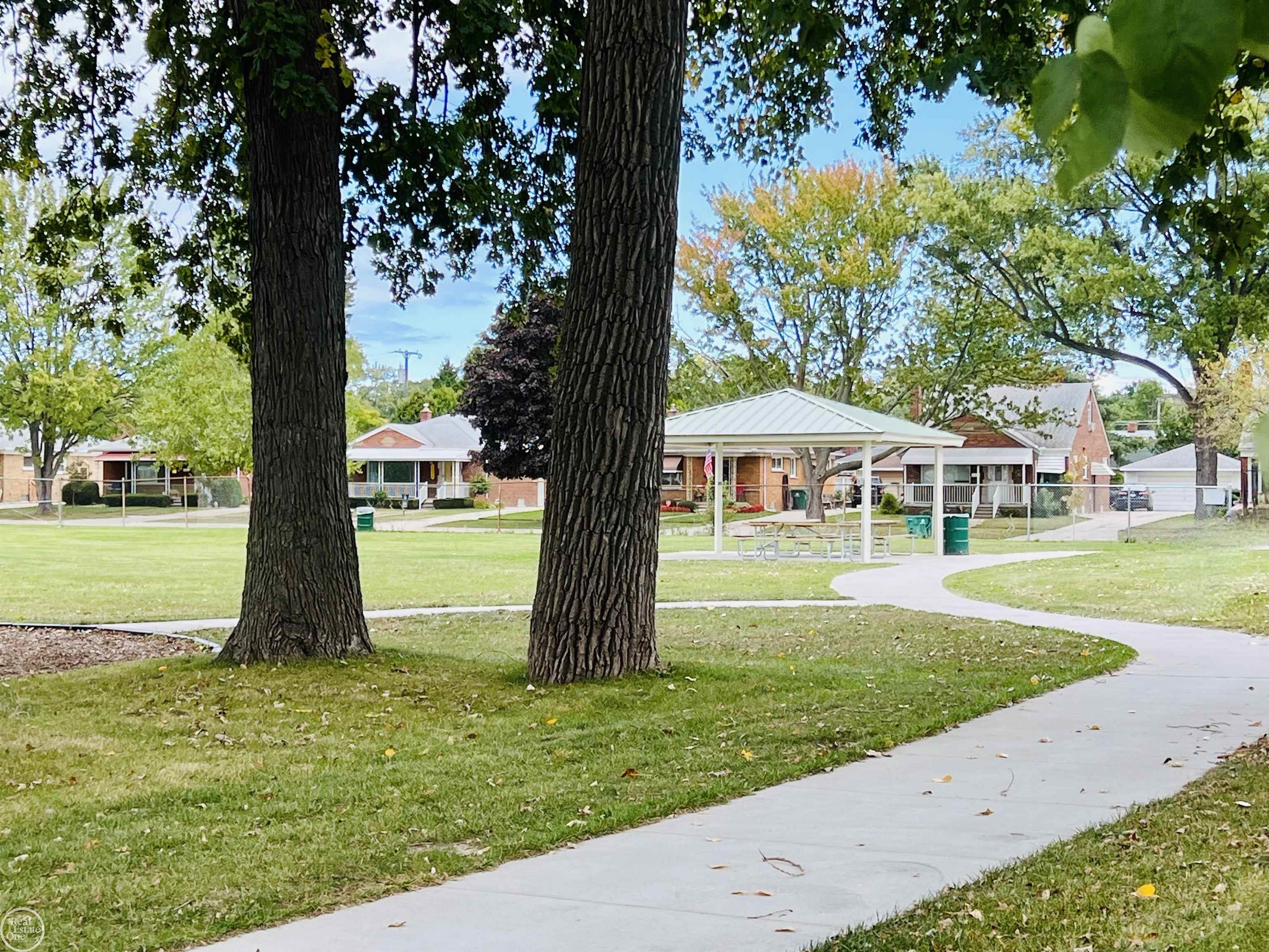 23015 Roxana Avenue Eastpointe, MI 48021 - Photo 34 of 37 50091719-33.JPG