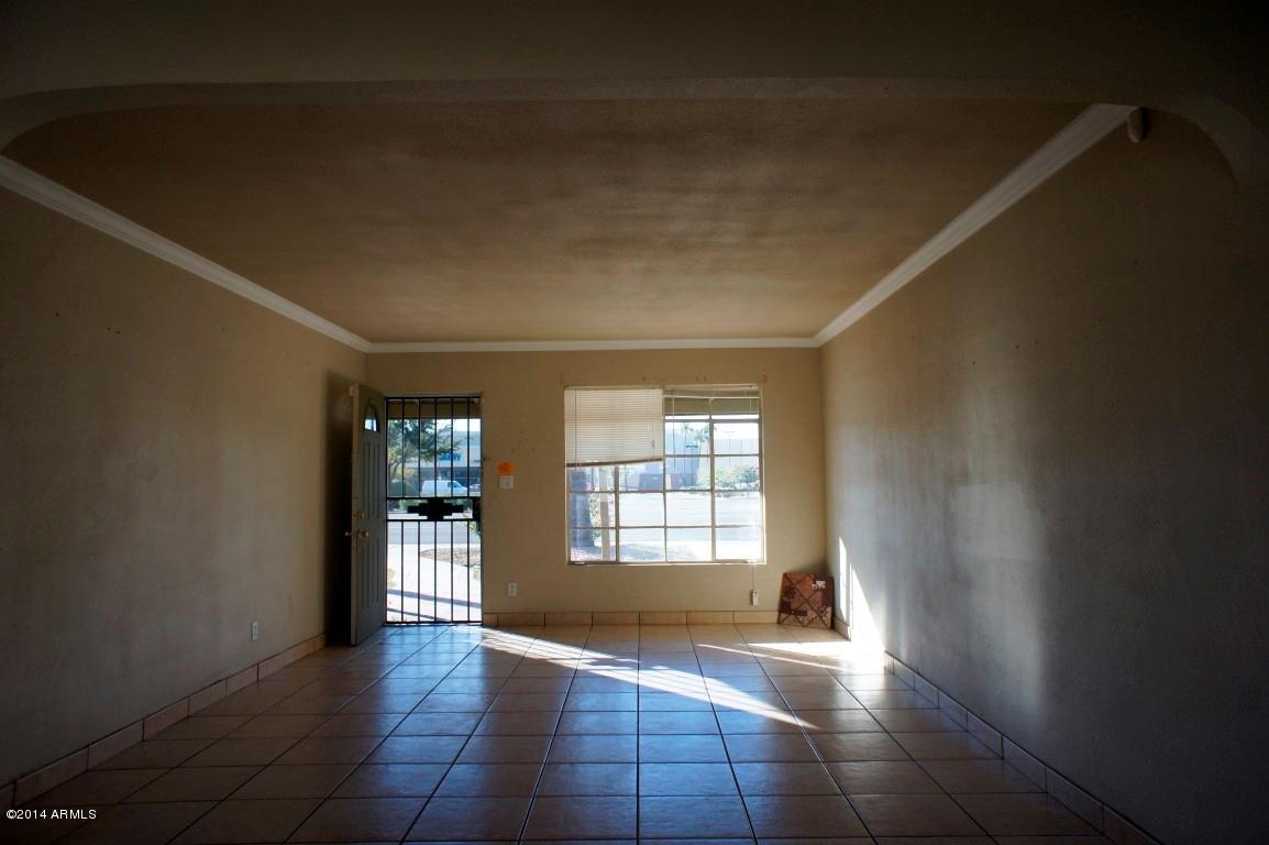 1750 West Bethany Home Road Phoenix, AZ 85015 - Photo 6 of 20 Living room