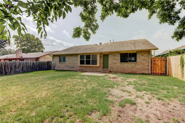 a view of a house with a backyard