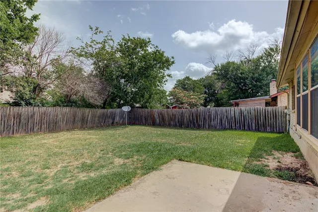 a view of a back yard