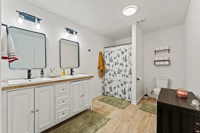a en suite bathroom with a sink and a mirror