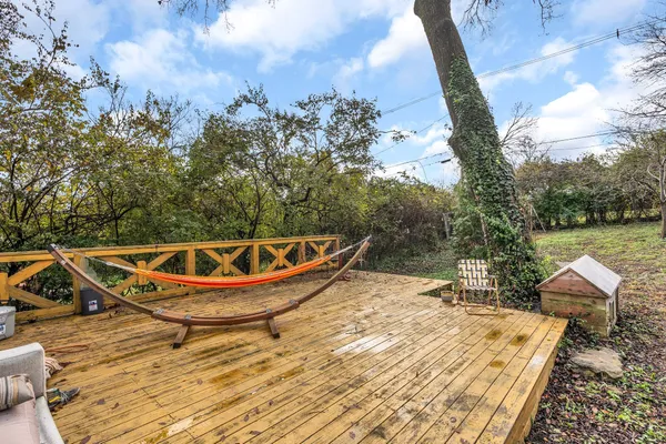 a view of a house with backyard