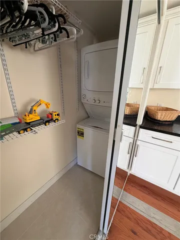 $1,975 | 24001 Bessemer Street, Woodland Hills, CA 91367