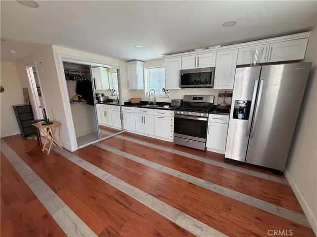 $1,975 | 24001 Bessemer Street, Woodland Hills, CA 91367