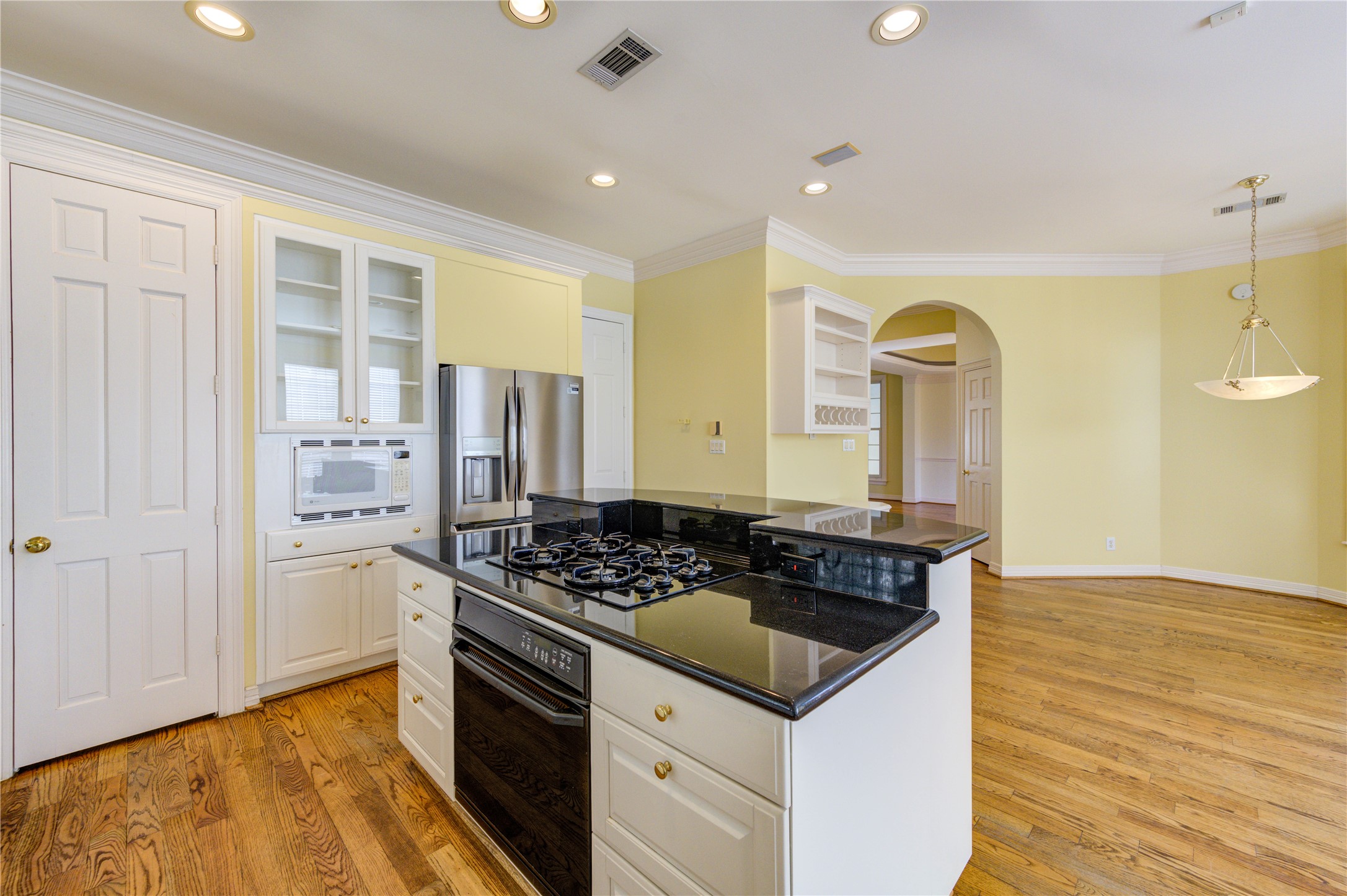 2124 Nantucket Drive, Unit B Houston, TX 77057 - Photo 16 of 35 Gas stove located on the island with built in oven below