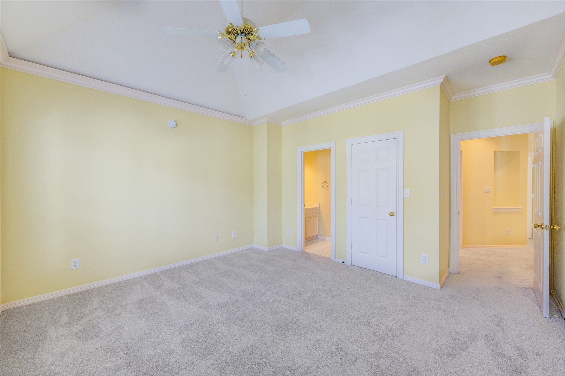 2124 Nantucket Drive, Unit B Houston, TX 77057 - Photo 19 of 35 One of the secondary bedrooms