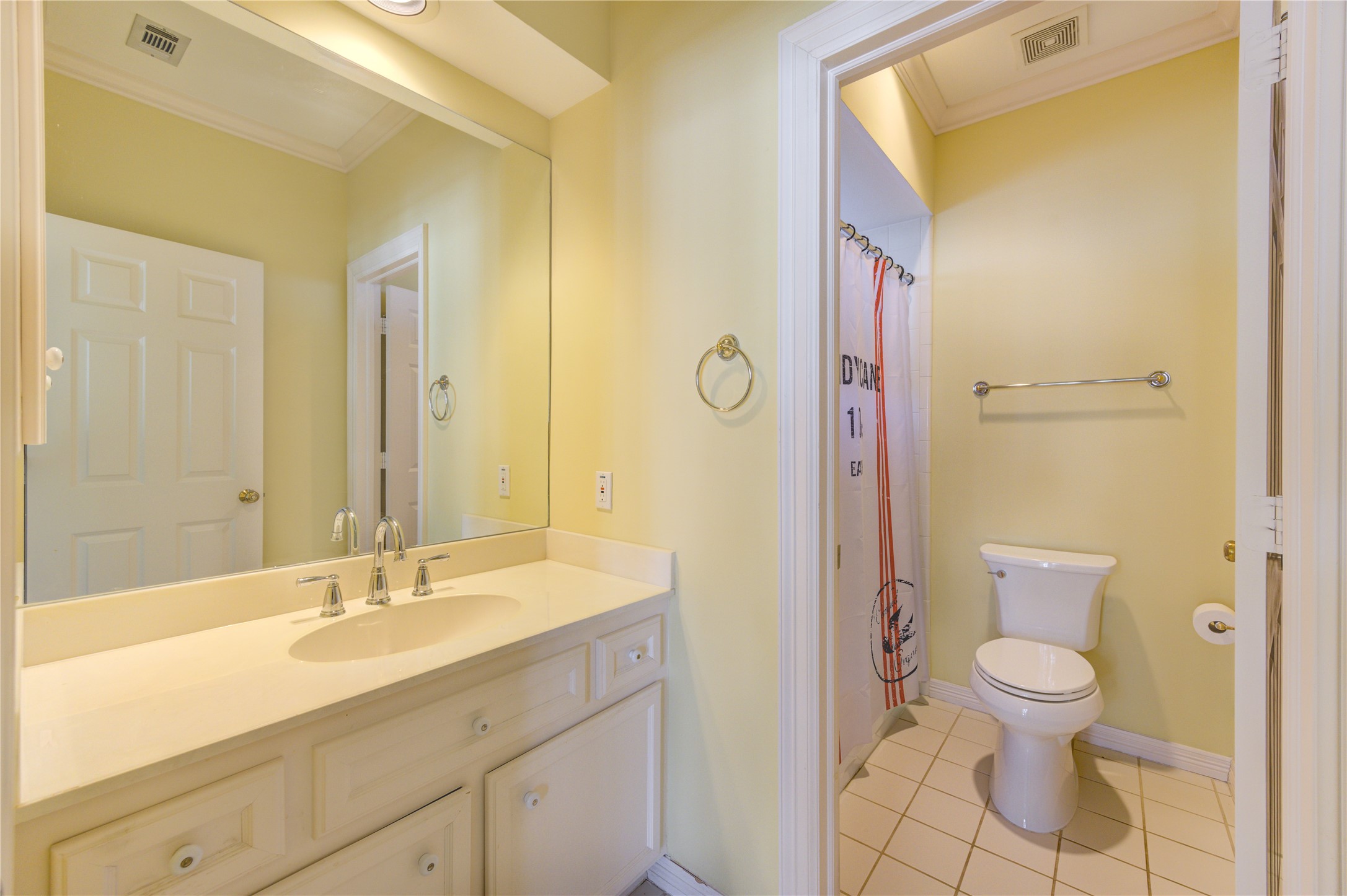 2124 Nantucket Drive, Unit B Houston, TX 77057 - Photo 21 of 35 Jack and Jill Bathroom