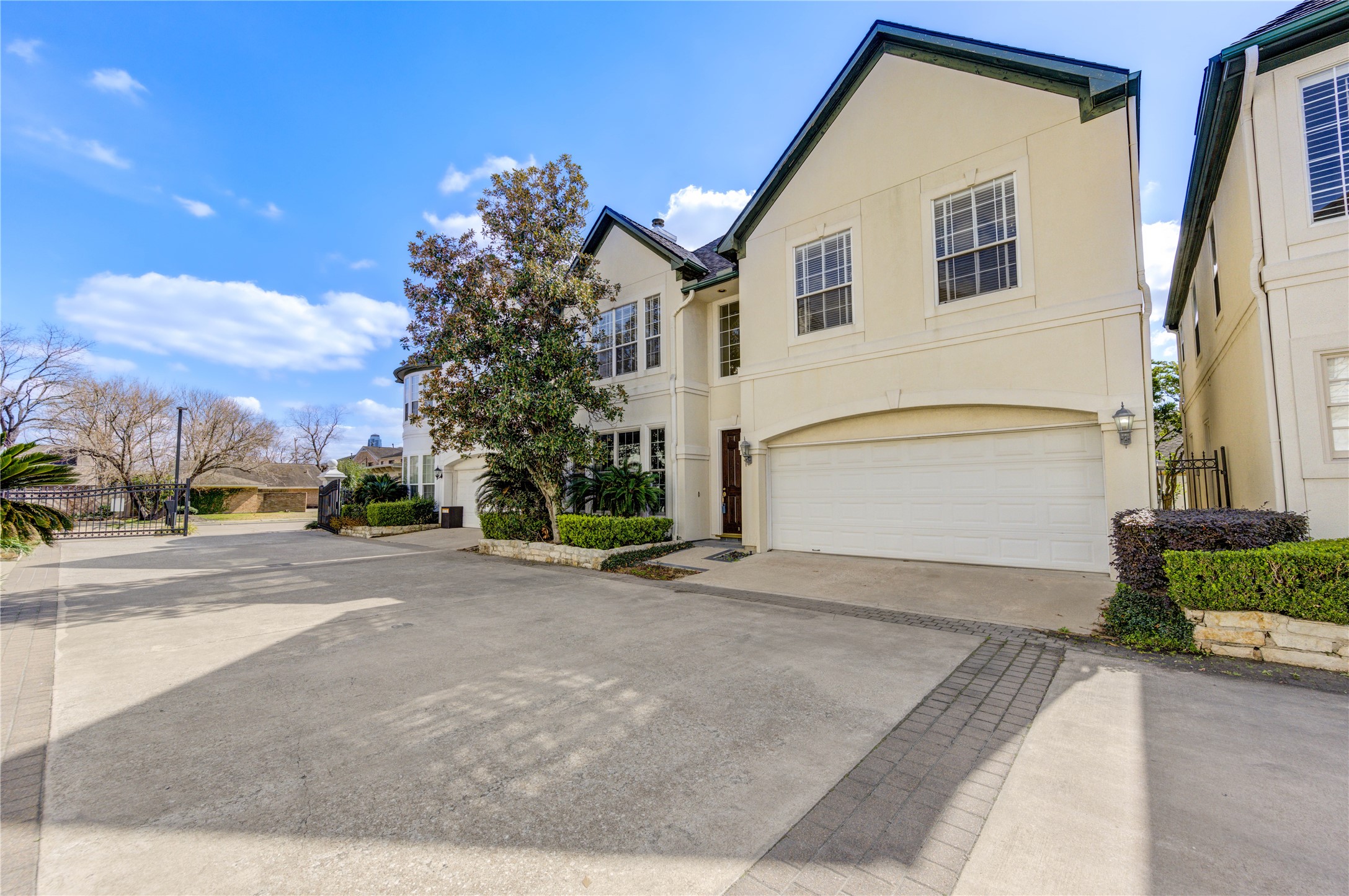 2124 Nantucket Drive, Unit B Houston, TX 77057 - Photo 3 of 35 2 car garage