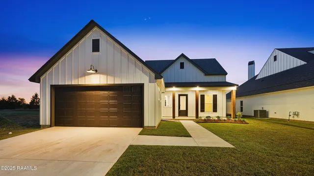 $380,000 | 114 Fountain Mdw Drive, Broussard, LA 70518