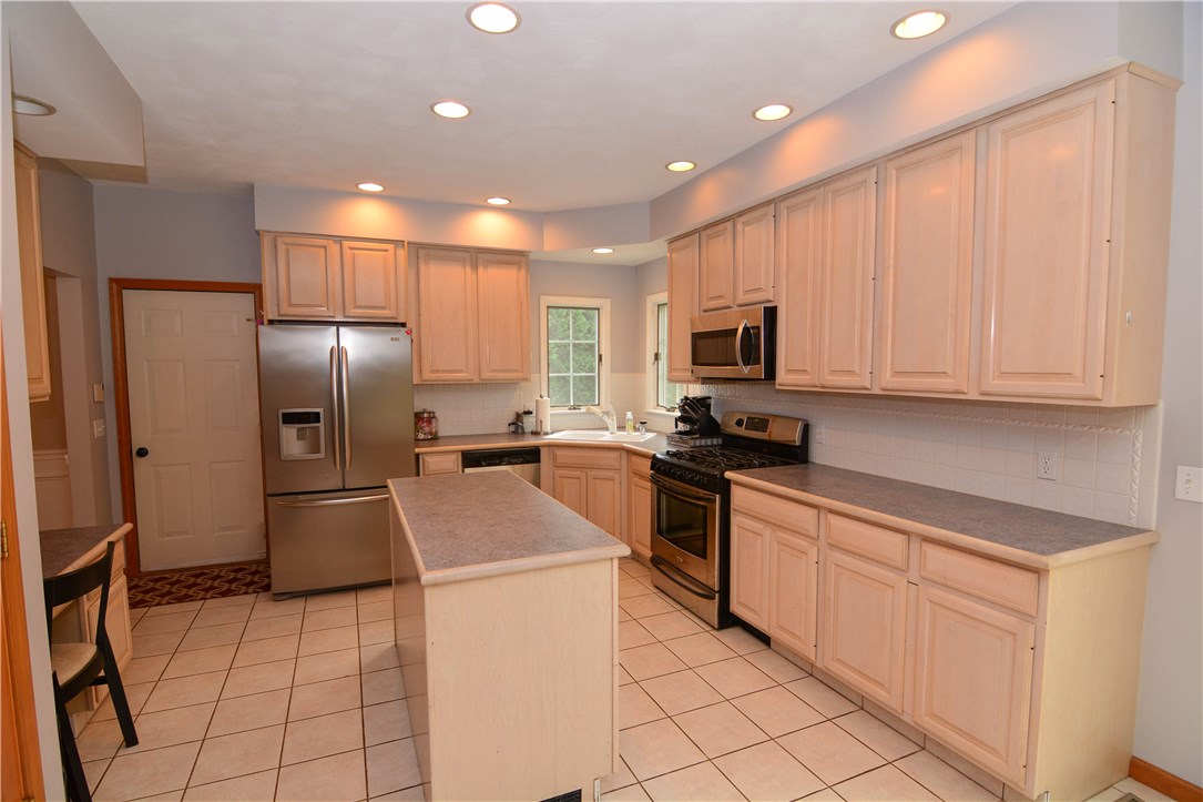 40 Fox Run Cranston, RI 02921 - Photo 8 of 40 Gallery Image 8