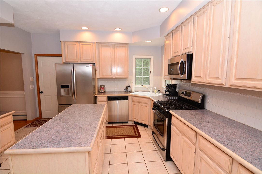 40 Fox Run Cranston, RI 02921 - Photo 10 of 40 Gallery Image 10