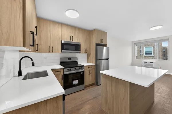 $2,295 | 7359 North Winchester Avenue, Unit 2F, Chicago, IL 60626