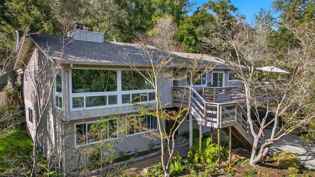a view of a house with backyard and sitting area