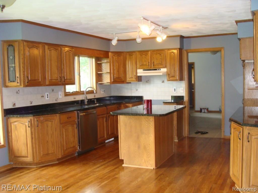 3975 Bigelow Road Howell, MI 48855 - Photo 11 of 26 Kitchen leads to Laundry room and a door to the back yard
