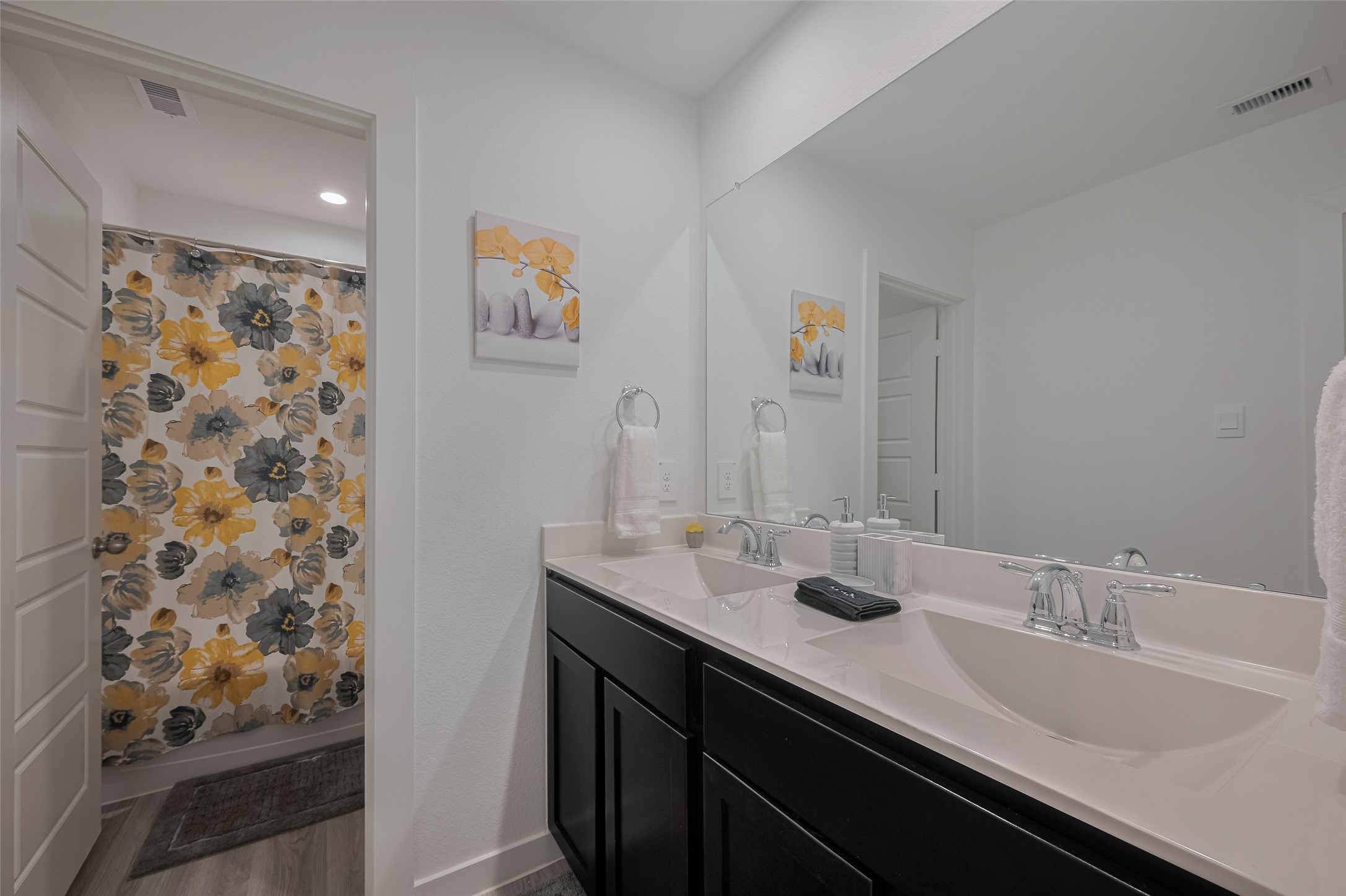 3113 Crown Gate Drive Houston, TX 77047 - Photo 26 of 38 Secondary Bathroom