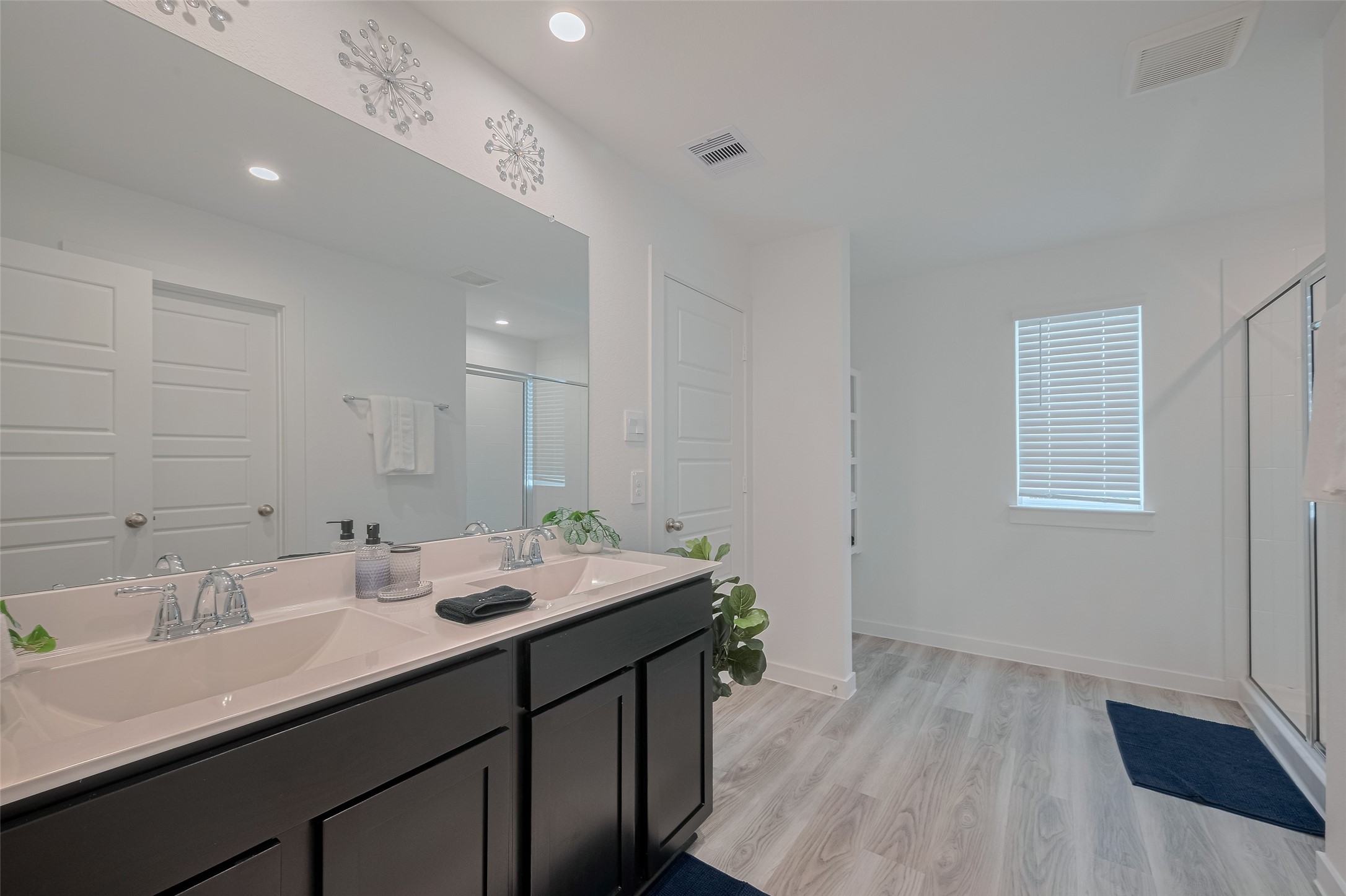 3113 Crown Gate Drive Houston, TX 77047 - Photo 35 of 38 Primary Bathroom with Double Sink
