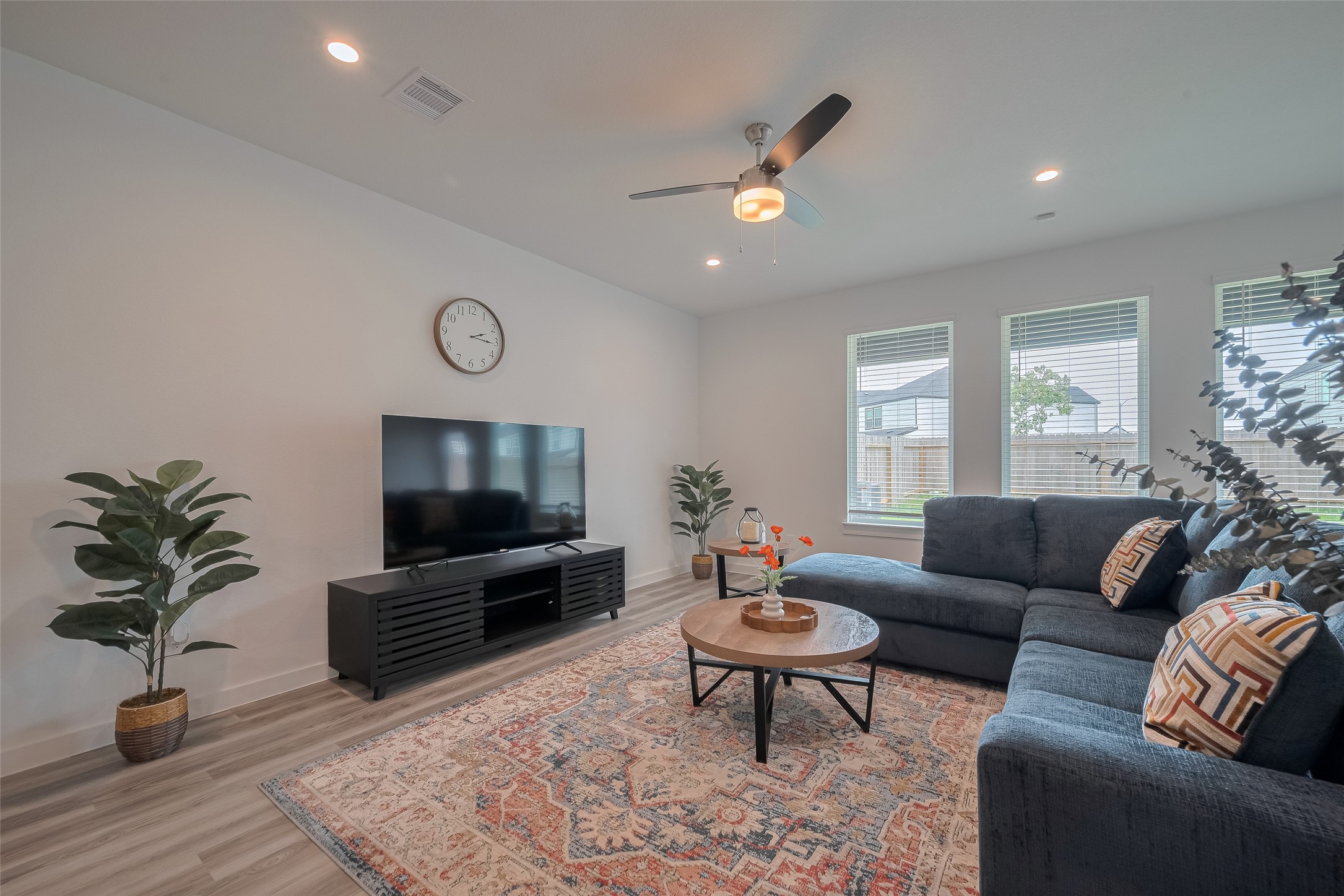 3113 Crown Gate Drive Houston, TX 77047 - Photo 7 of 38 Spacious Living Room with natural light