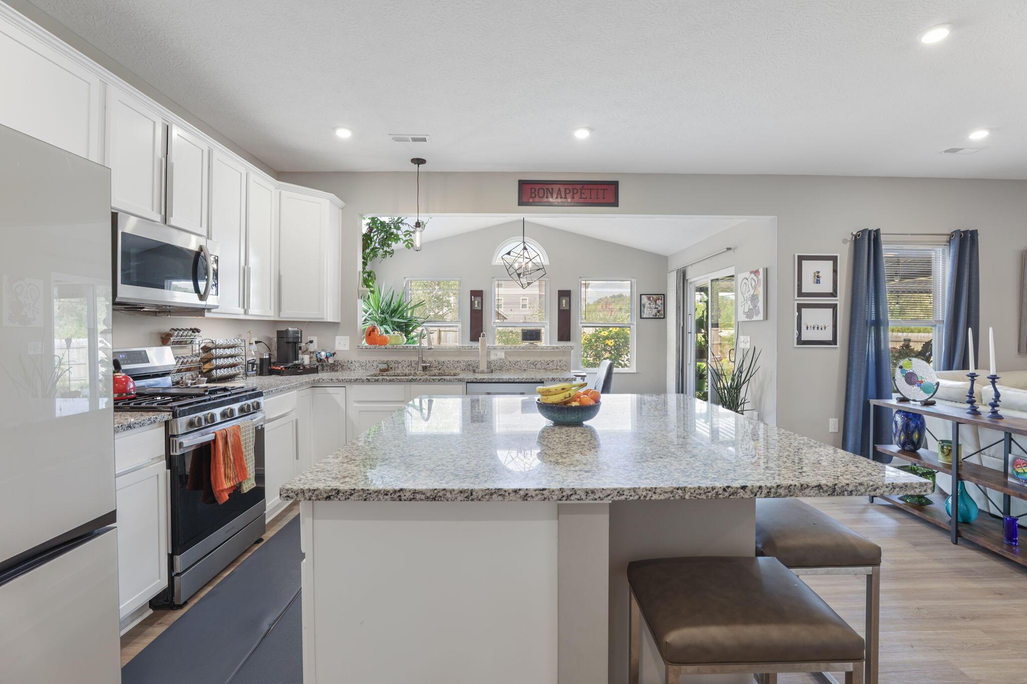 6010 Bears Run Road Columbus, OH 43232 - Photo 11 of 37 Kitchen w/ Eat in Space