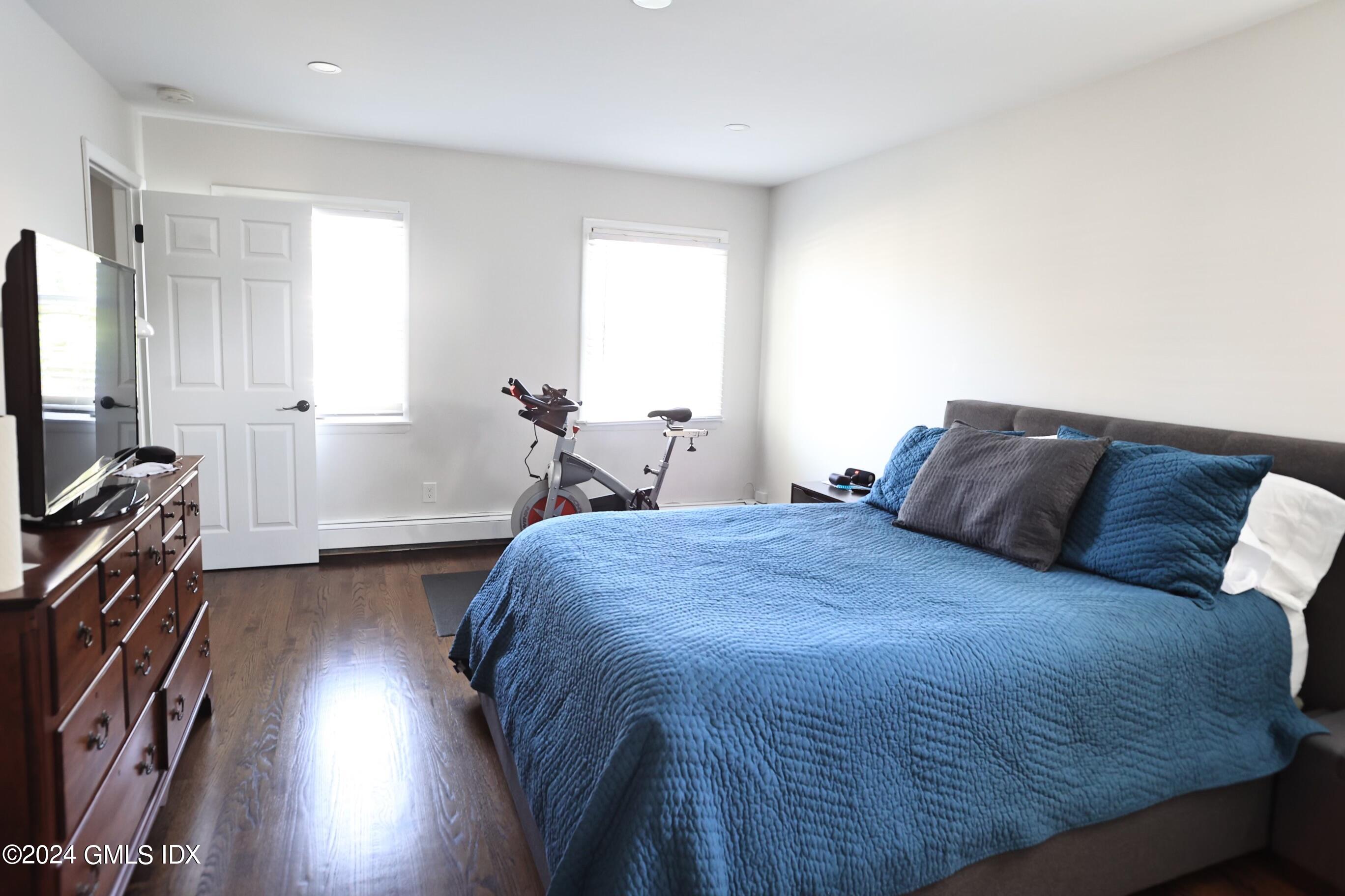 4 Silver Street, Unit B Greenwich, CT 06830 - Photo 12 of 24 a bed sitting in a bedroom next to a window