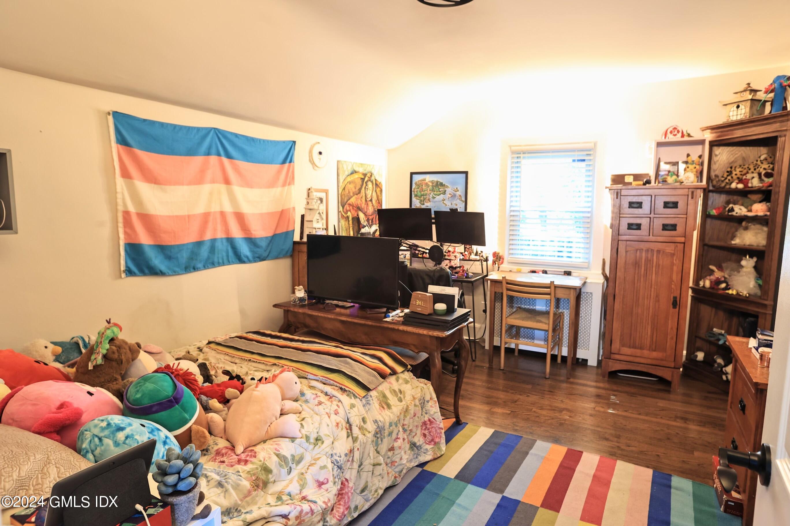 4 Silver Street, Unit B Greenwich, CT 06830 - Photo 15 of 24 a bed sitting in a bedroom next to a window