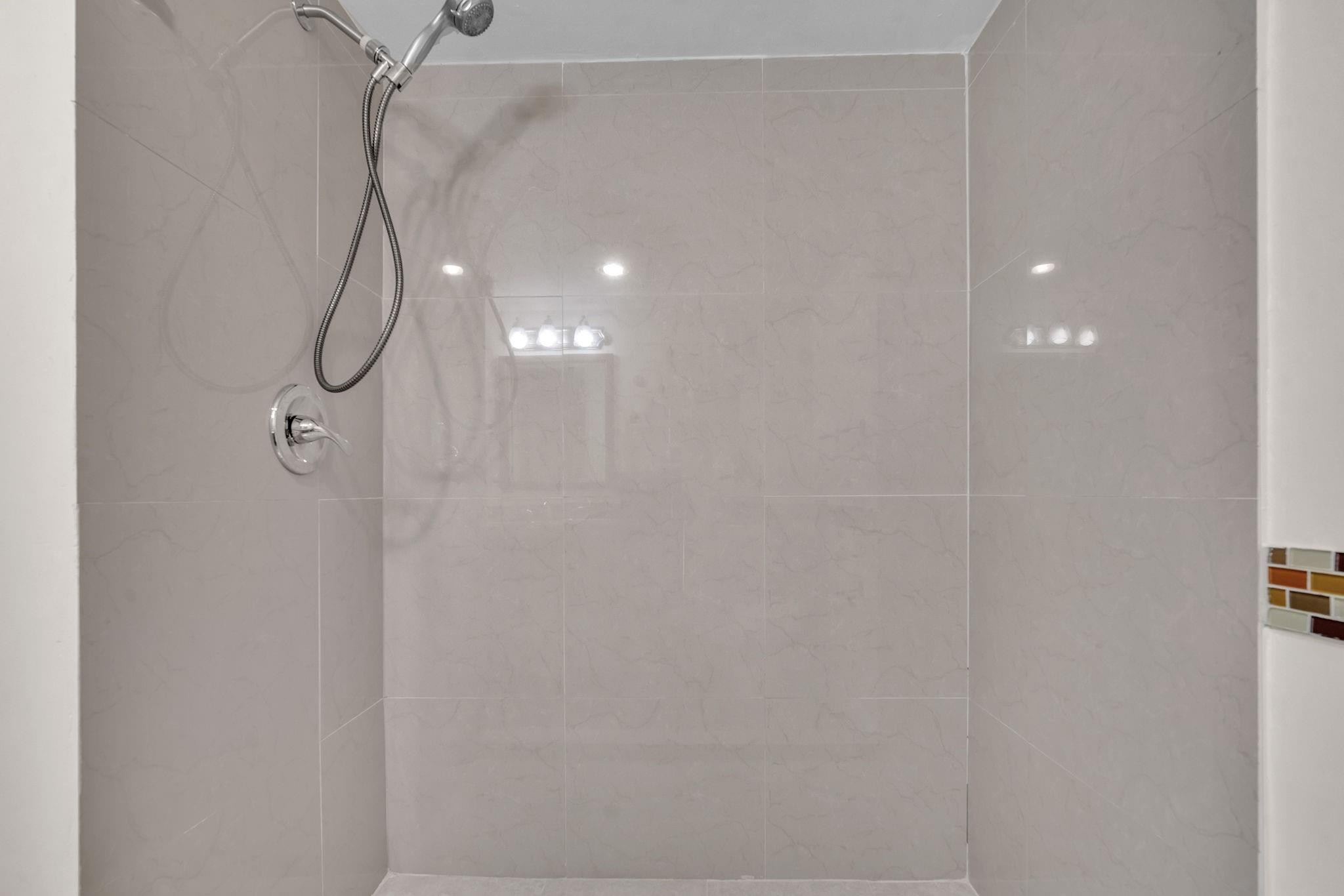 303 Racquet Club Road, Unit 112 Weston, FL 33326 - Photo 15 of 31 Primary Bathroom