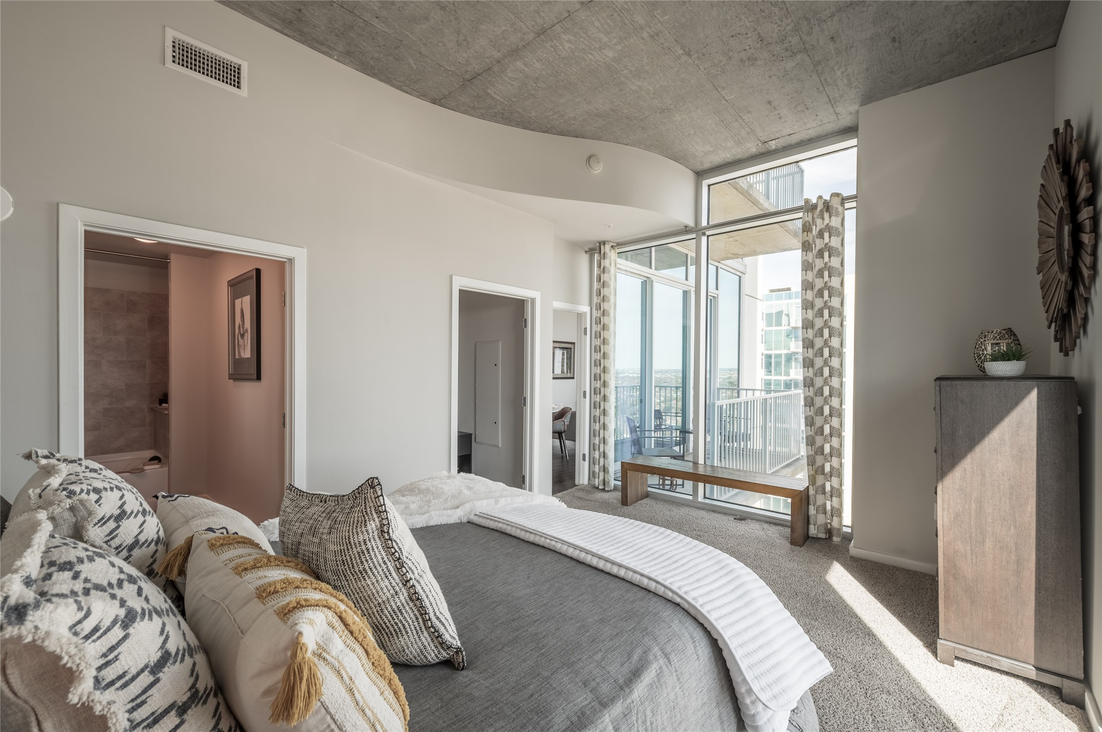 5927 Almeda Road, Unit 20814 Houston, TX 77004 - Photo 3 of 9 The primary suite is designed for comfort, it offers a peaceful space to unwind at the end of the day.
