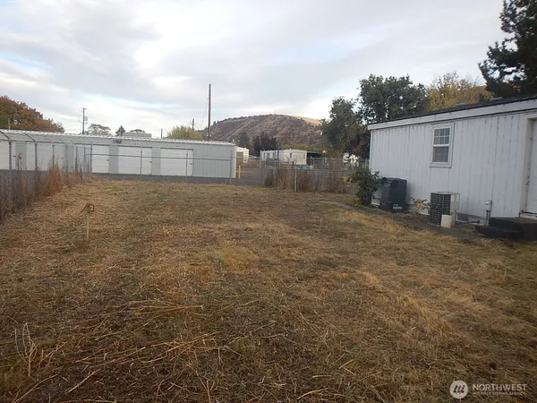 a view of a backyard