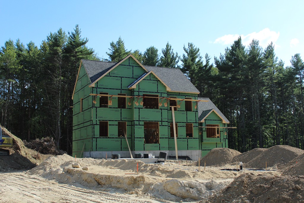 71 Meadow Road Townsend, MA 01469 - Photo 1 of 1 a front view of a house with a yard