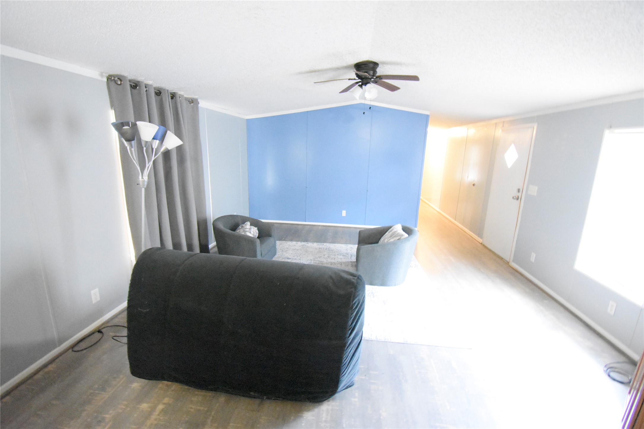 2 Lakeview Lane Huntsville, TX 77340 - Photo 22 of 38 a living room with furniture and a chandelier