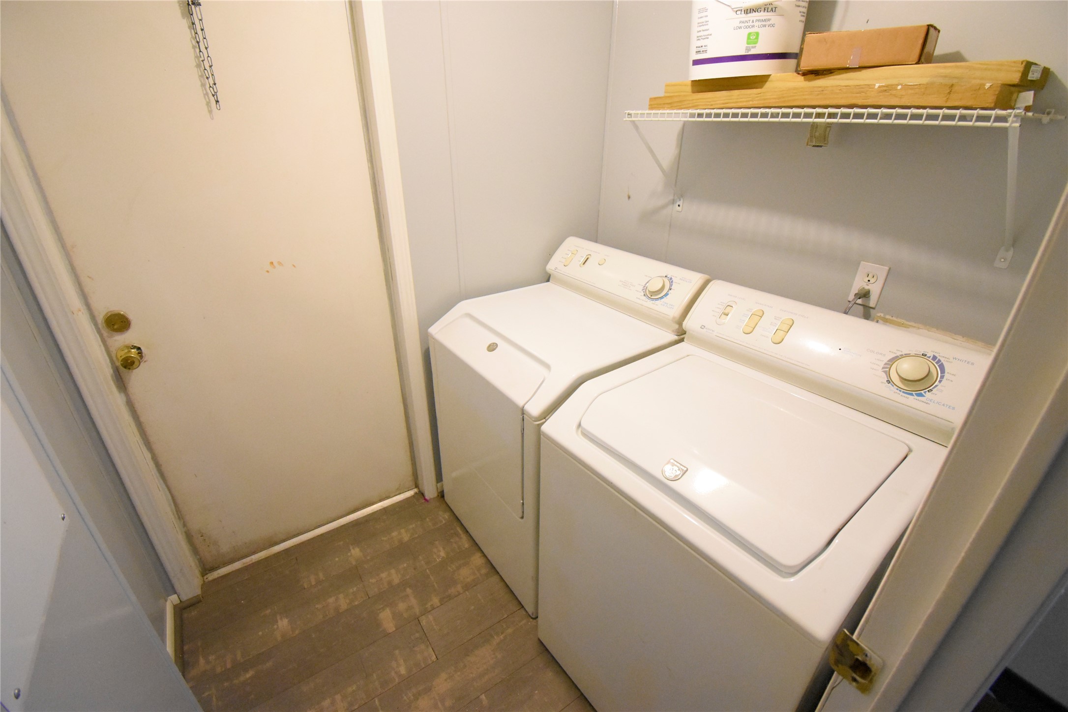 2 Lakeview Lane Huntsville, TX 77340 - Photo 24 of 38 a utility room with dryer and washer