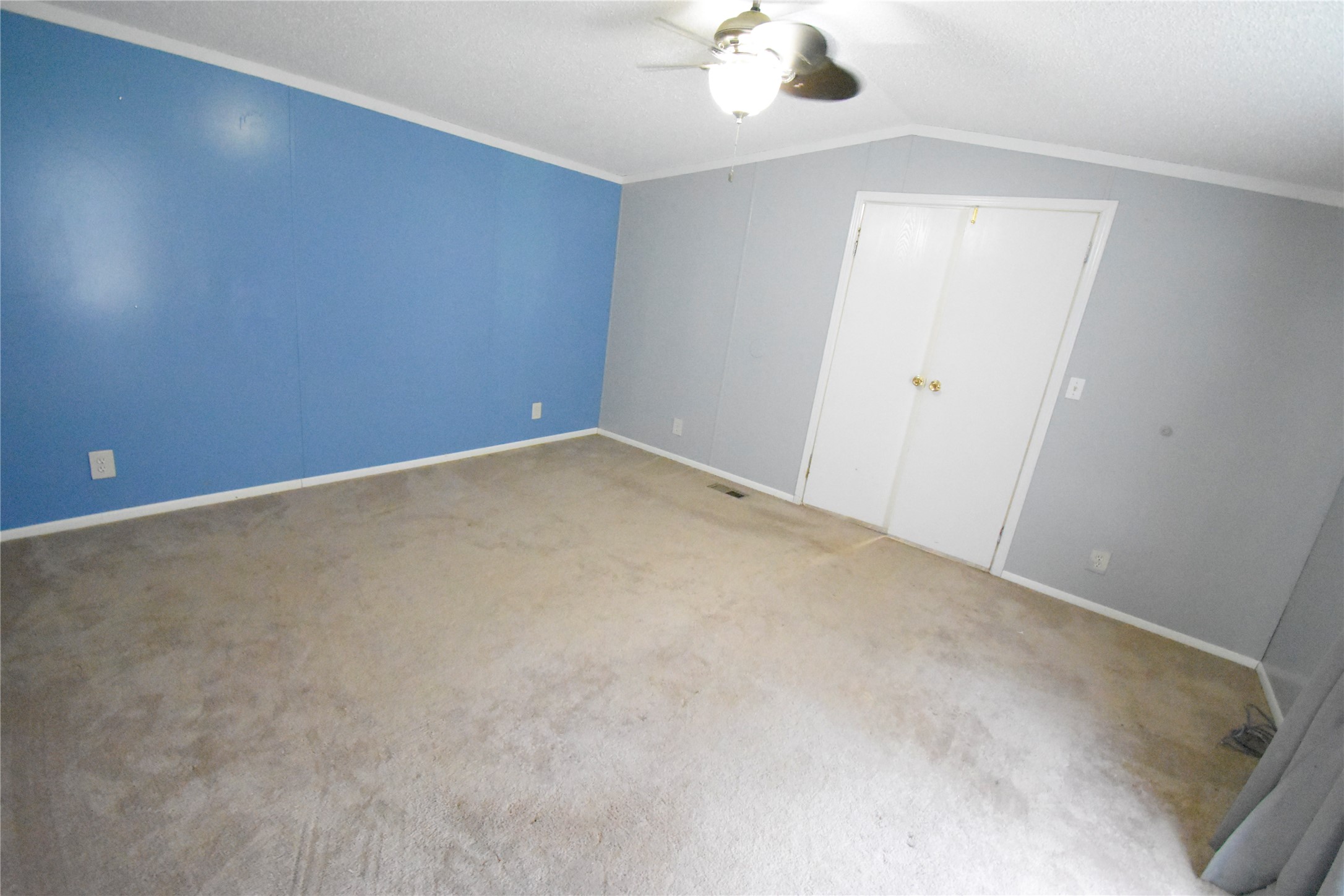 2 Lakeview Lane Huntsville, TX 77340 - Photo 26 of 38 an empty room with a chandelier fan