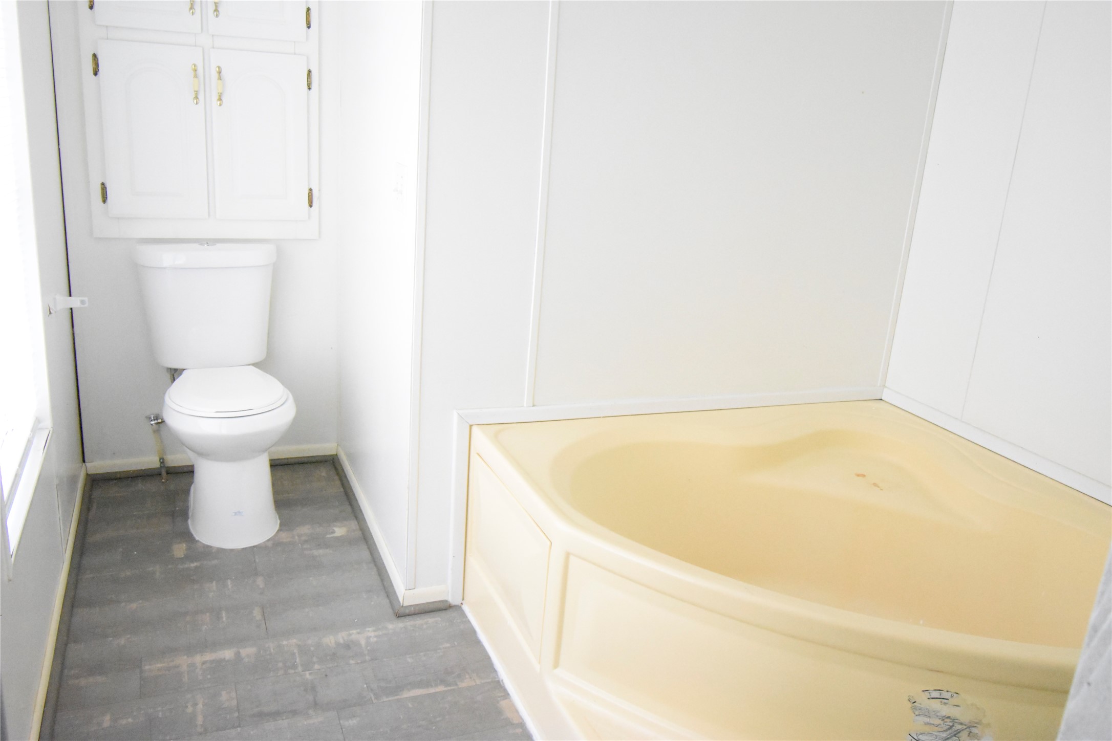 2 Lakeview Lane Huntsville, TX 77340 - Photo 27 of 38 a bathroom with a bathtub and toilet