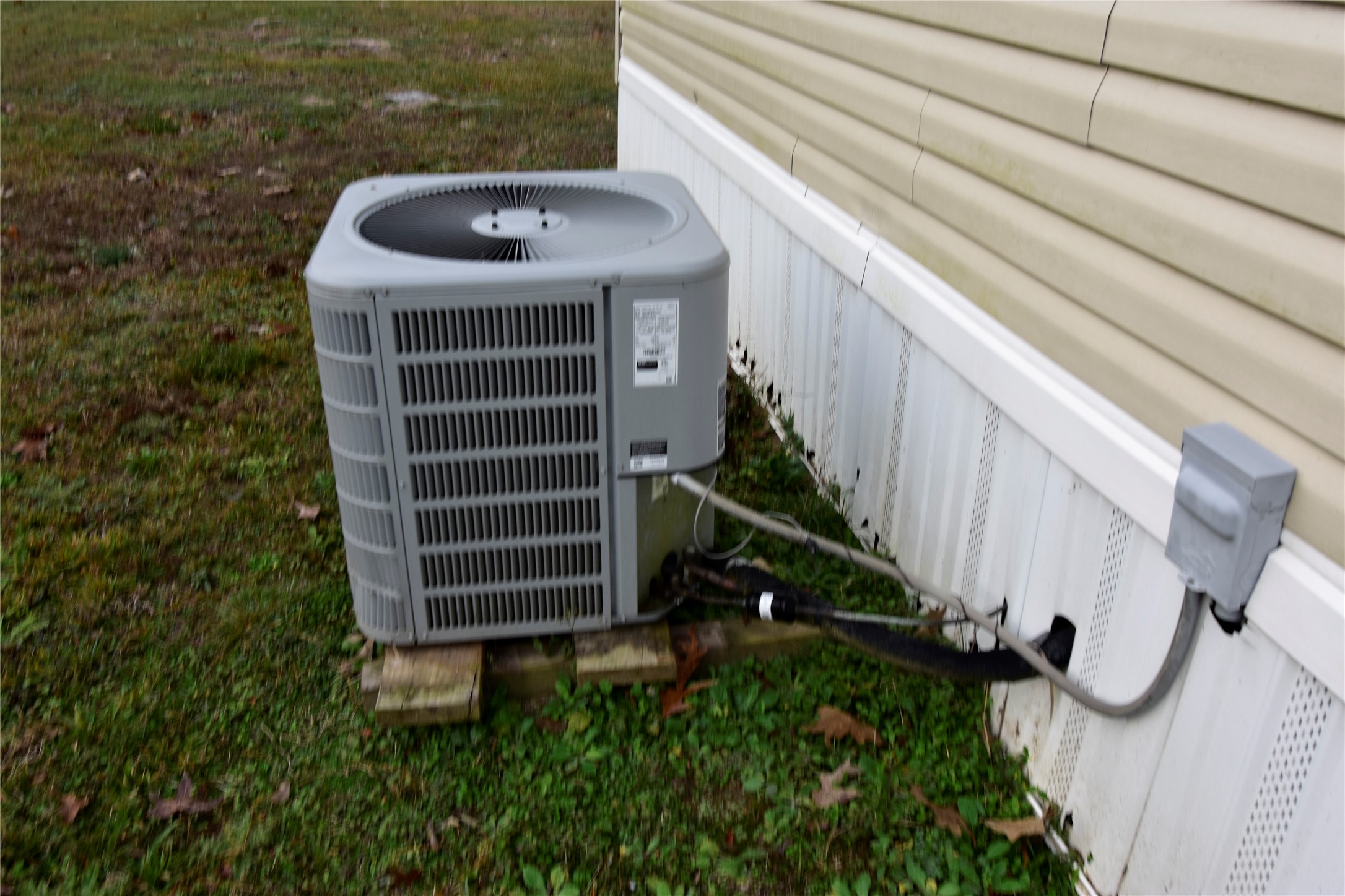2 Lakeview Lane Huntsville, TX 77340 - Photo 33 of 38 a view of outdoor space and deck