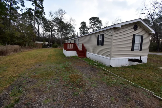 a view of a house with backyard