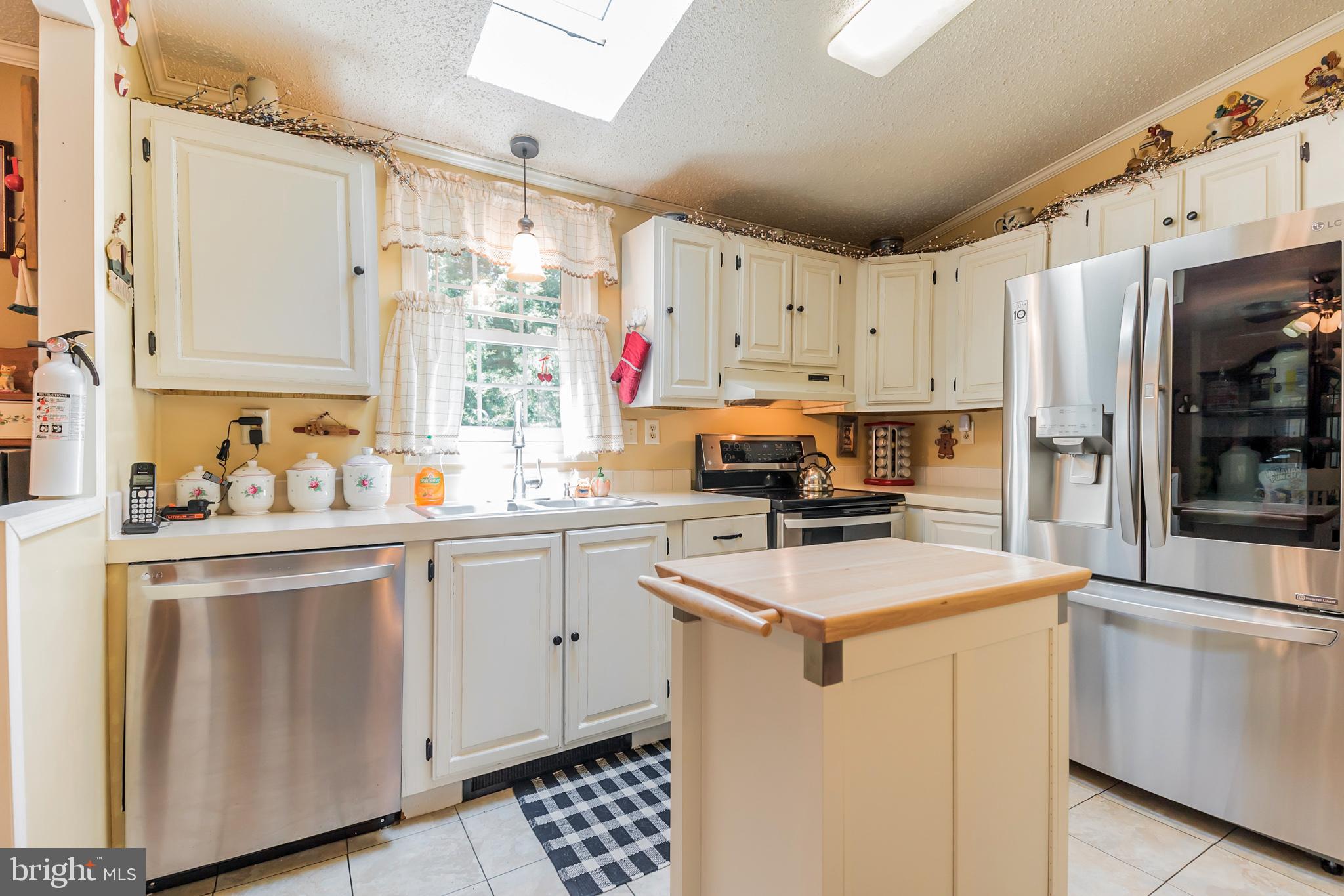 116 Tufts Road Pennsville, NJ 08070 - Photo 7 of 28 Beautiful kitchen with skylight and eat in nook