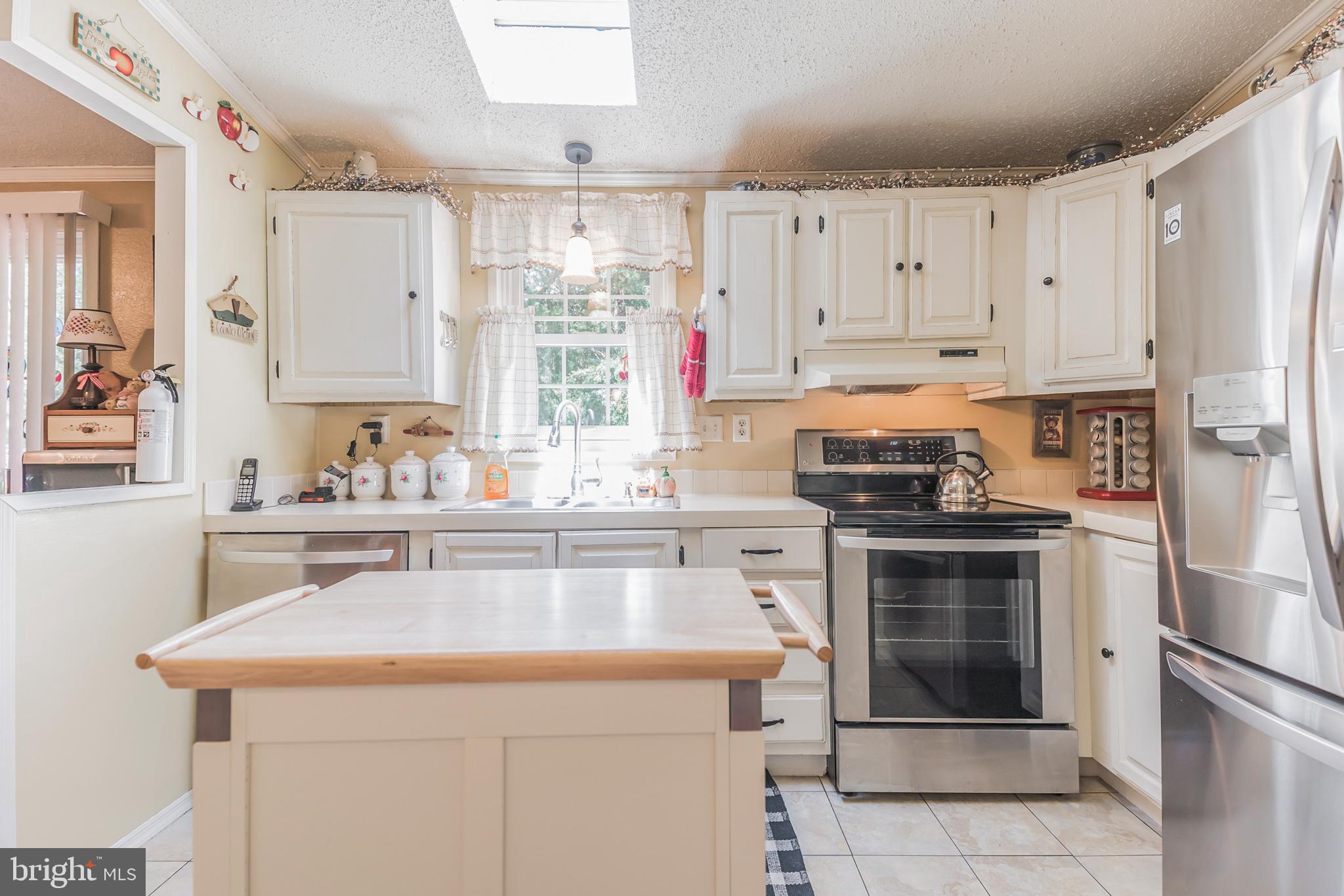 116 Tufts Road Pennsville, NJ 08070 - Photo 9 of 28 Kitchen with stainless appliances